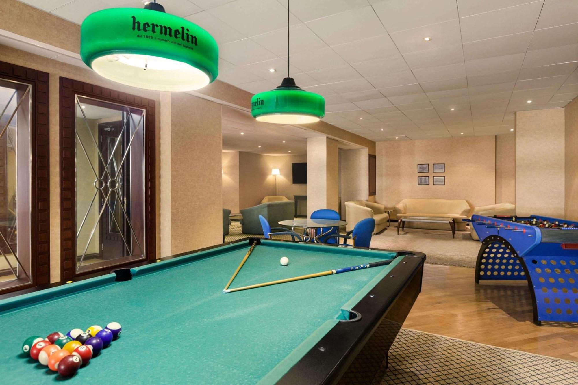 Ramada By Wyndham Continental Jeddah Hotel Kültér fotó